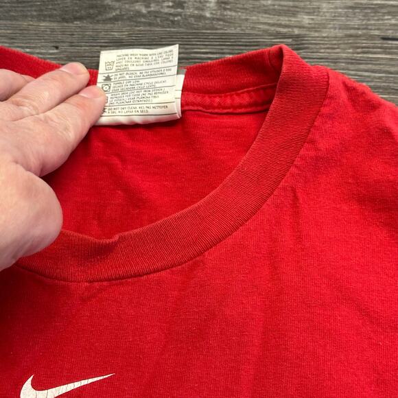 Vintage Y2K Nike 2004 Manchester United USA Tour Red Mens L Sporty Soccer Tshirt - Picture 12 of 12